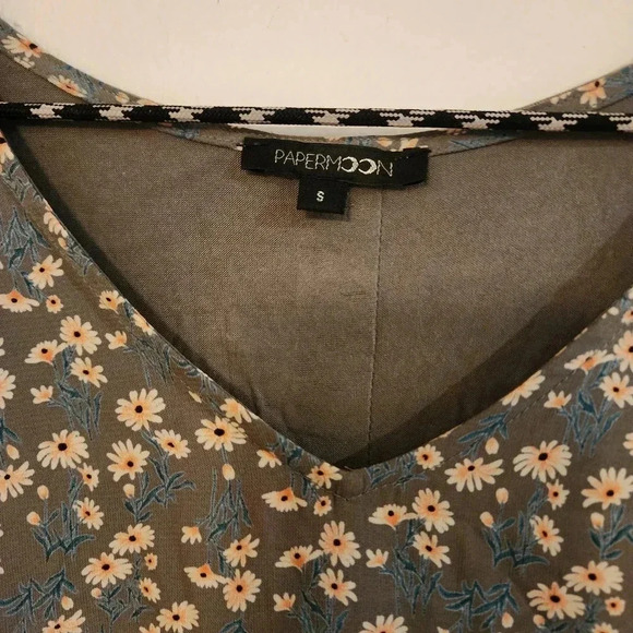 NWOT Papermoon floral tshirt blouse green buttons down back size small - Picture 5 of 6